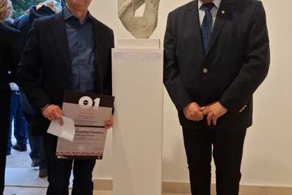 Награда за български скулптор на Първото балканско триенале на малките скулптури